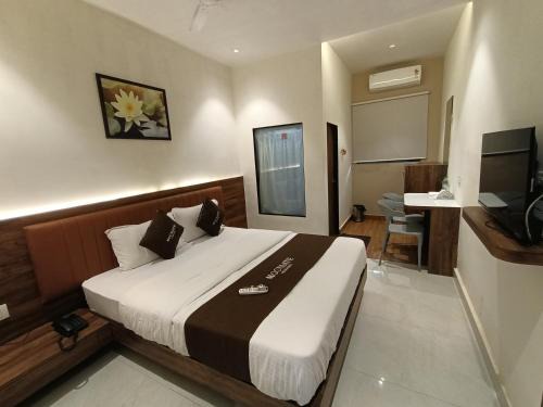 HOTEL MOON LITE RESIDENCY - Marve Road Malad West