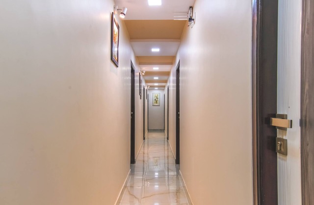 Hotel Nest In, Malad