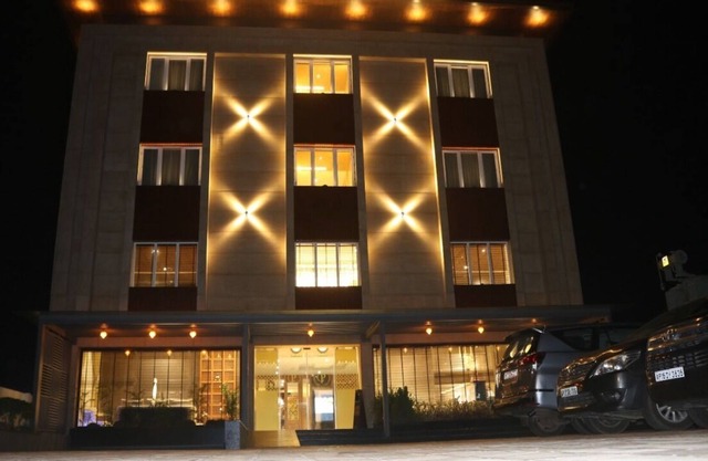 Hotel Park Elite , With Twin, Double and Suite Rooms and Restaurant