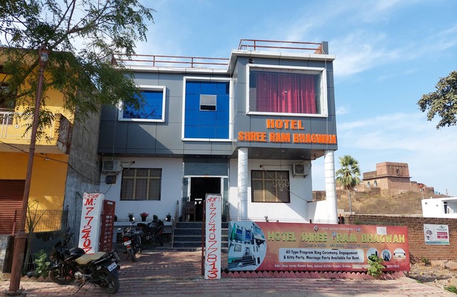 Hotel Shree Ram Bhagwan Orchha with WiFi, AC. Book your stay now