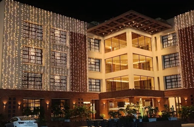 Hotel The Pramukh by Shivalaya Darshanam