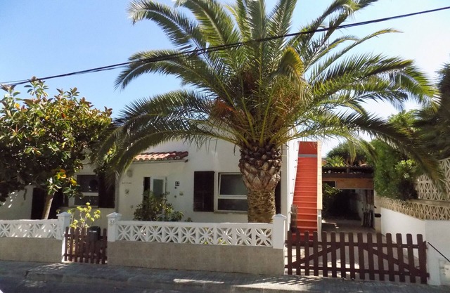 House (56 sqm) with a large garden (400 sqm) - just 800 meters to the beach