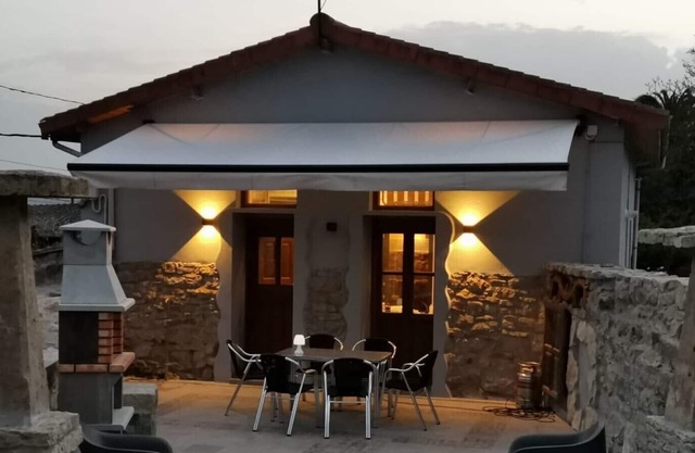 House 6/7 people for full rental. two outdoor areas with barbecue