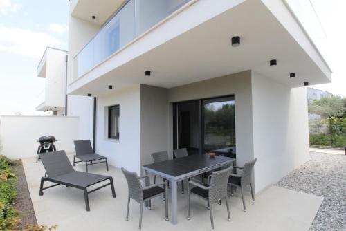 House Andrej, Entire semi-detached house with a terrace, parking, 400 m from beach