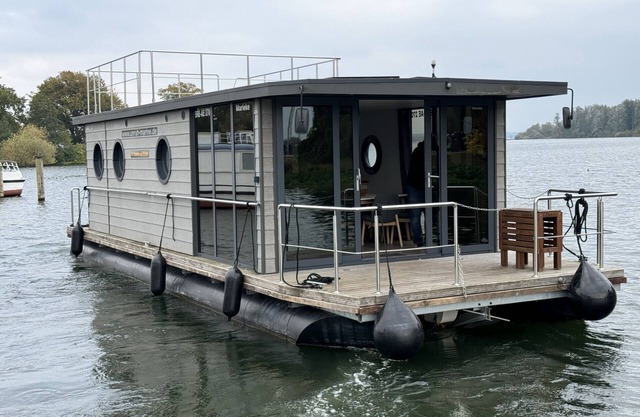 House Boat 'Hausboot Marieke Führerscheinfrei' with Lake View, Private Terrace and Wi-Fi