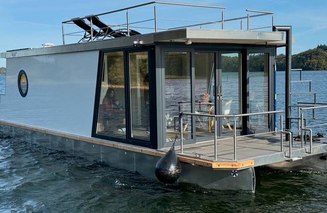 House Boat 'Seahome' with Lake View, Private Terrace and Wi-Fi