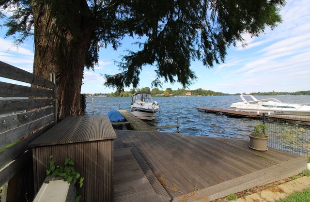House by the lake with access