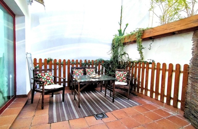 HOUSE closed to EVERYWHERE, METRO STOP, PARKING AT DOOR, ALL SERVICES & CONFORT