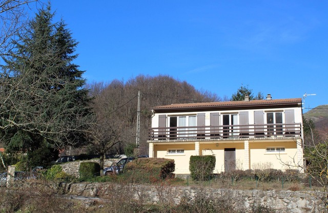 House in Barnas (07330) at the foot of the river and swimming