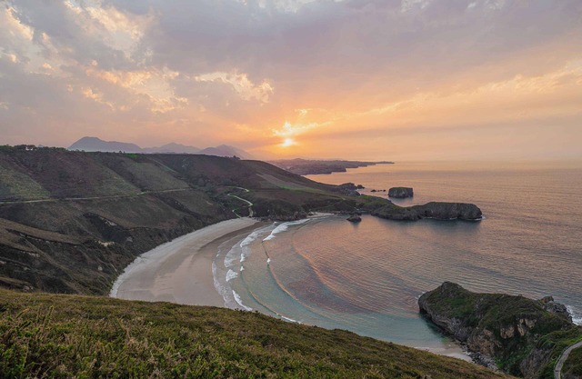 House in Llanes next to the beach, Niembro. Private parking and views.