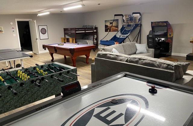 House in Mt Pocono, hot tub, arcade, ski & golf near by.