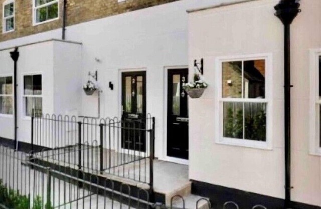 HOUSE IN PRIVATE MEWS, FREE PARKING. STATION 2 MIN WALK TRAINS 25 MIN TO LONDON