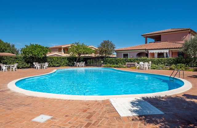 House in residence with swimming pool 2 km from the sea