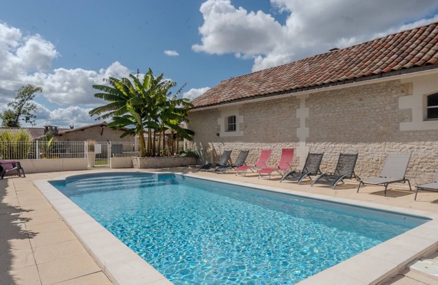 House 'Les Roses De Jonzac' with private pool, private terrace, and Wi-Fi