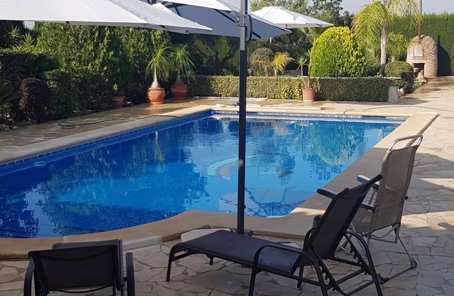 House located in a relaxing environment full of light and color. Nature at your feet