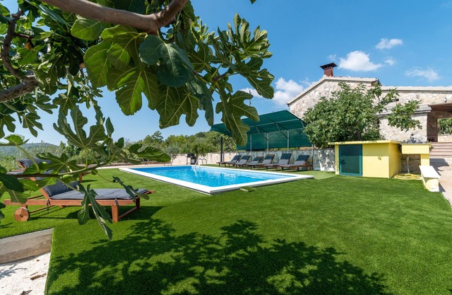 House Mitlo with 5 bedrooms and private pool