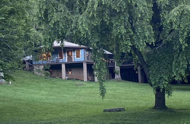 House on Creek, Huge Deck, Gorgeous Property with Pond, 5 min to Downtown Boone