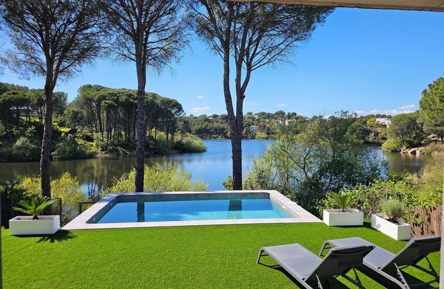 House overlooking the lake in the mountains of Cordoba, immerse yourself in nature.