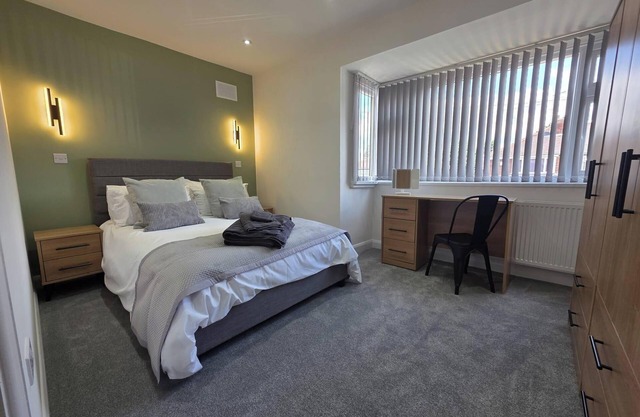 House - Sleeps 4 - Parking - Garden - City Centre