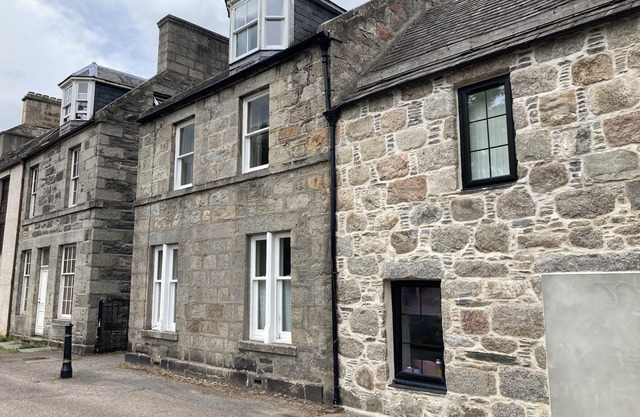 House - Sleeps 6 - central location - private garden & pet friendly