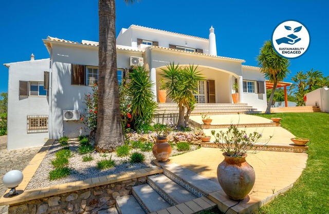 House w/heatable pool & BBQ