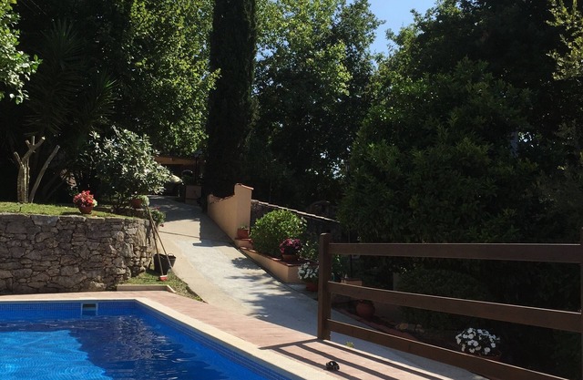 House with a pool sleeps 6