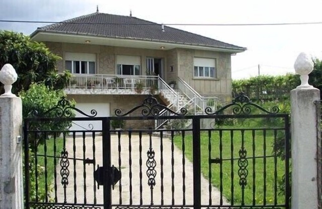 HOUSE WITH CLOSED ENCLOSURE, GARDEN, GARDEN, 3 BEDROOMS 2600 METERS FROM THE BEACH