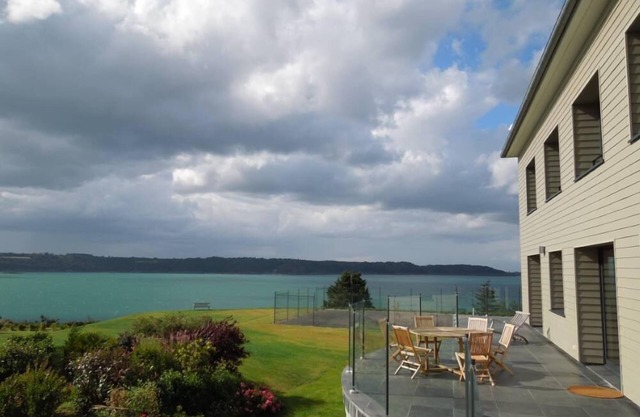 House with breathtaking view on the sea at 100m, large garden with tennis court.