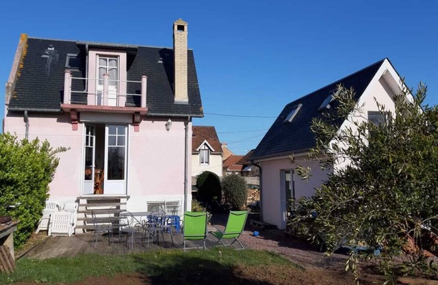 House with large plot, 300 m from the sea