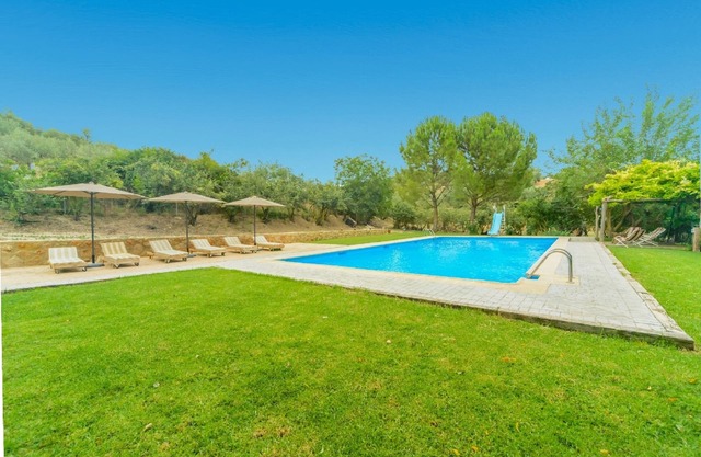 House with large swimming pool, mountain, beach and snow to 1.30 h JACUZZI,WIFI