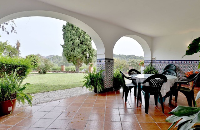 House with pool and garden 9 km from Córdoba, stunning views.