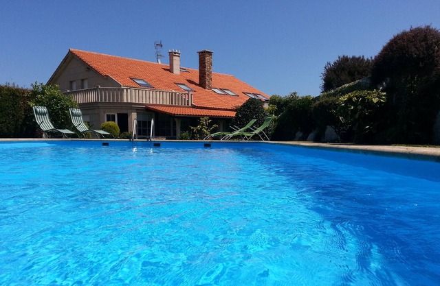 House with pool in Razo.