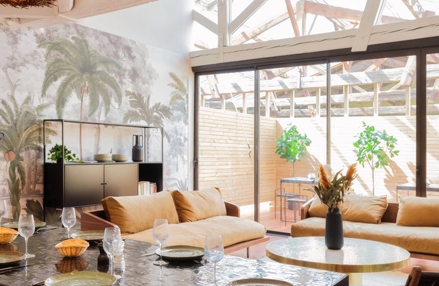 House with swimming pool, jacuzzi and sauna in the center of Bordeaux