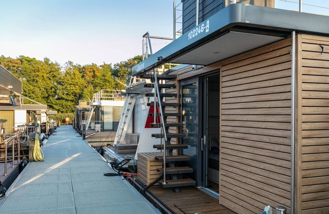Houseboat Joana with large sun terrace in Zehdenik