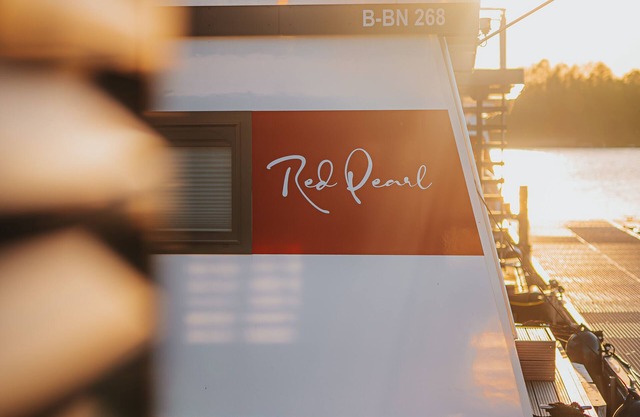 Houseboat Red Pearl - moments of tranquility