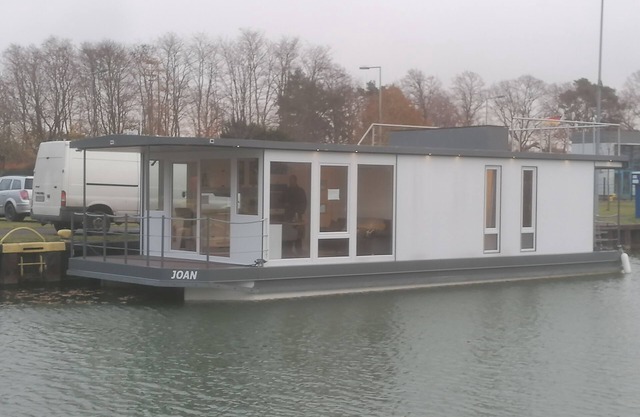 Houseboat vacation on the canal Very nice fully equipped houseboat