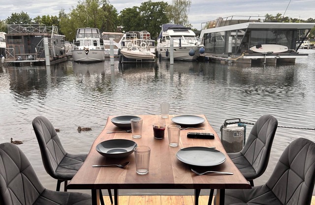 Houseboat with sauna & fireplace - pure relaxation on the water surrounded by nature