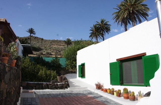 How about living at home in Casa Esperanza with a view of the Haría palm grove?