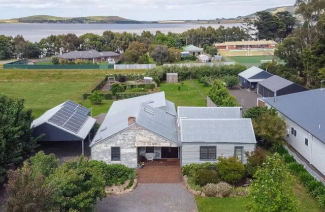 Huckers Bakery: A Restful Country Retreat with Charm & Character