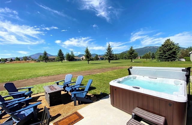 HuckleBeary Hideaway- 4 Bed/2Bath Mountain Home with Hot Tub and Spectacular Mountain Views