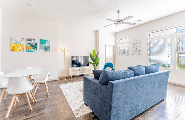 Huge 2BR suite close to Downtown w/fast WiFi