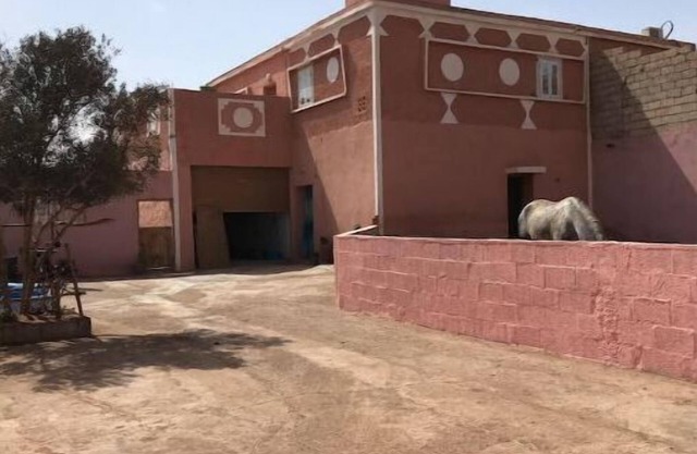 Huge 3 bed home with private pool, close to beach.