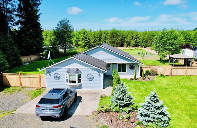 Huge 6-Bedroom Home with Arcade Room – Perfect for Big Families or Groups!