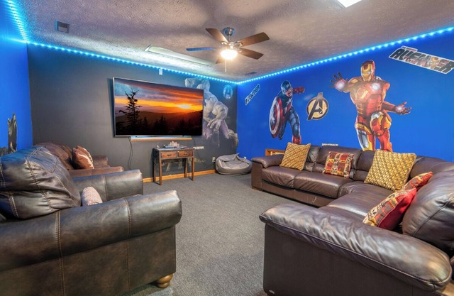 *HUGE 8BD Lodge w/Theater! Hot Tub + GAMES!*