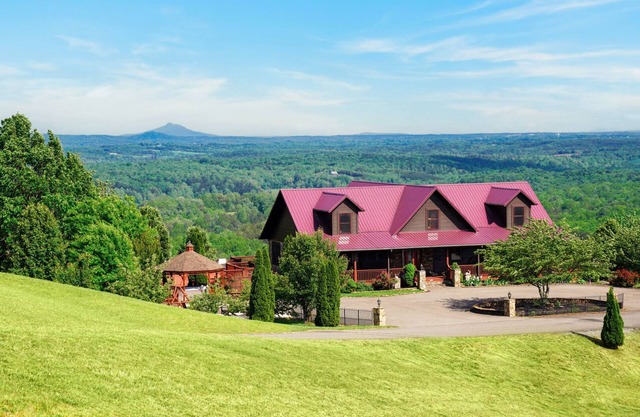 Huge 8BR Mountaintop Mansion, with Majestic Views,Oversized deck in Mt.Airy, NC.