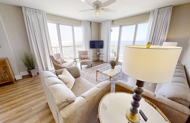 HUGE Corner Unit Free Beach Chairs! Free round of Golf & Activities Daily!