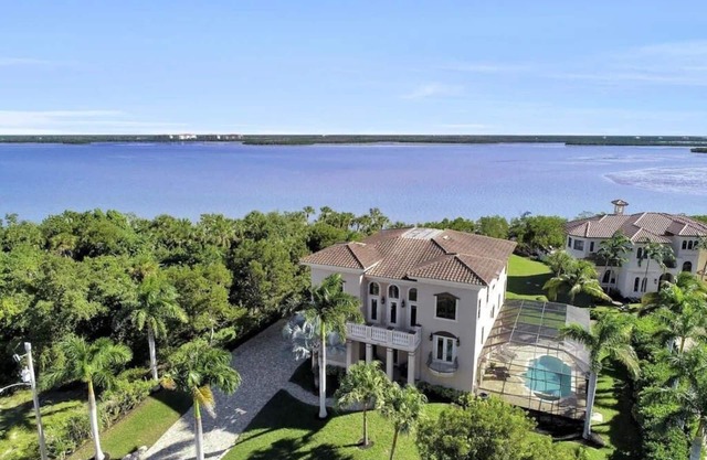 Huge Estate, Heated Pool, Water View, King beds, Sleeps 20