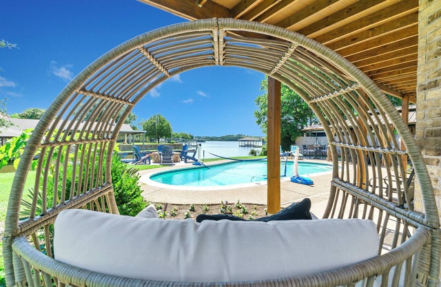 Huge Family Lakehouse · TWO Game Rooms, Fire Pit, Fishing, Kayaks, Pet Friendly