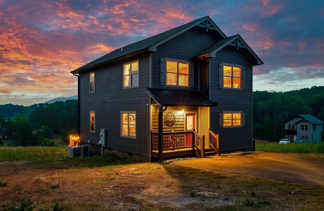 HUGE Fire Pit, Flat Roads, Pets OK, Stadium Theater, Hot Tub, 350mb WIFI