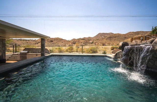 Huge Home: Pool, Grotto, Water Slide, Swim Up Bar, Hot Tub, Fire Pit, Game Room